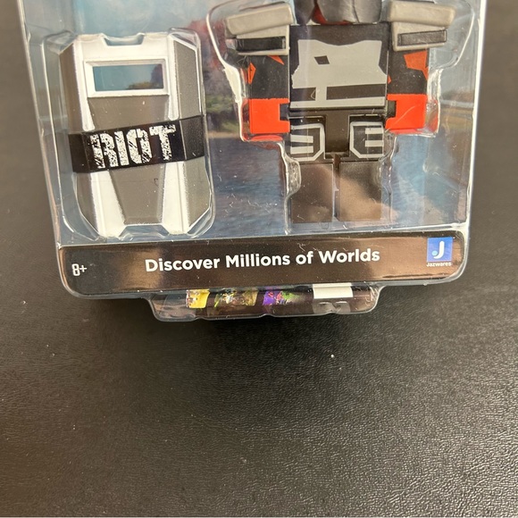 Roblox Tower Defense Simulator: The Riot Figure with Exclusive Virtual Item - Picture 3 of 14
